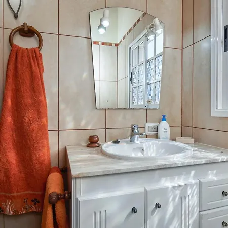 Charming House In With Shared Pool *