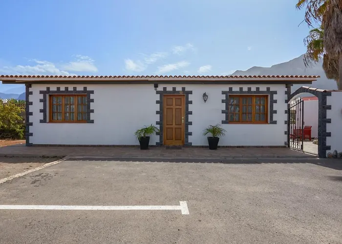 Charming House In With Shared Pool בית נופש *