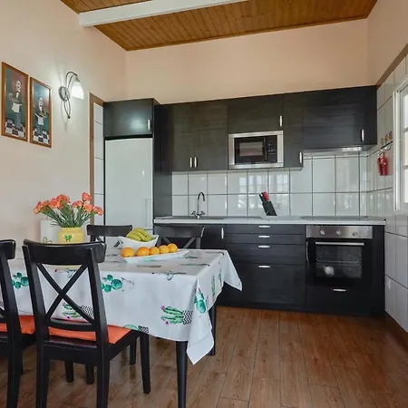 Dom wakacyjny Charming House In With Shared Pool *